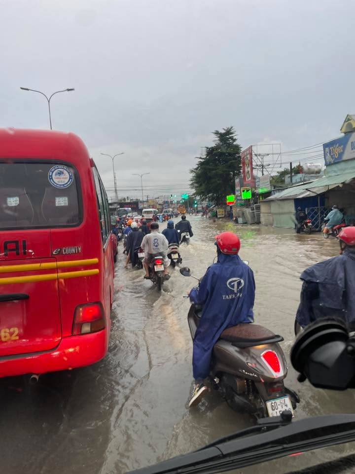 Nhiều nhà dân ở Đồng Nai chìm trong "biển nước", đường phố kẹt cứng - Ảnh 5.