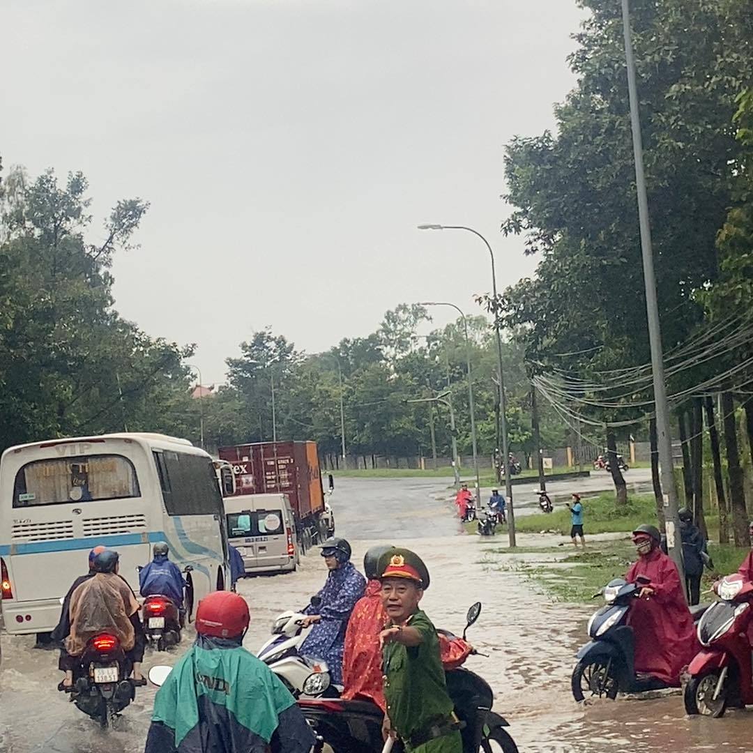 Nhiều nhà dân ở Đồng Nai chìm trong "biển nước", đường phố kẹt cứng - Ảnh 9.