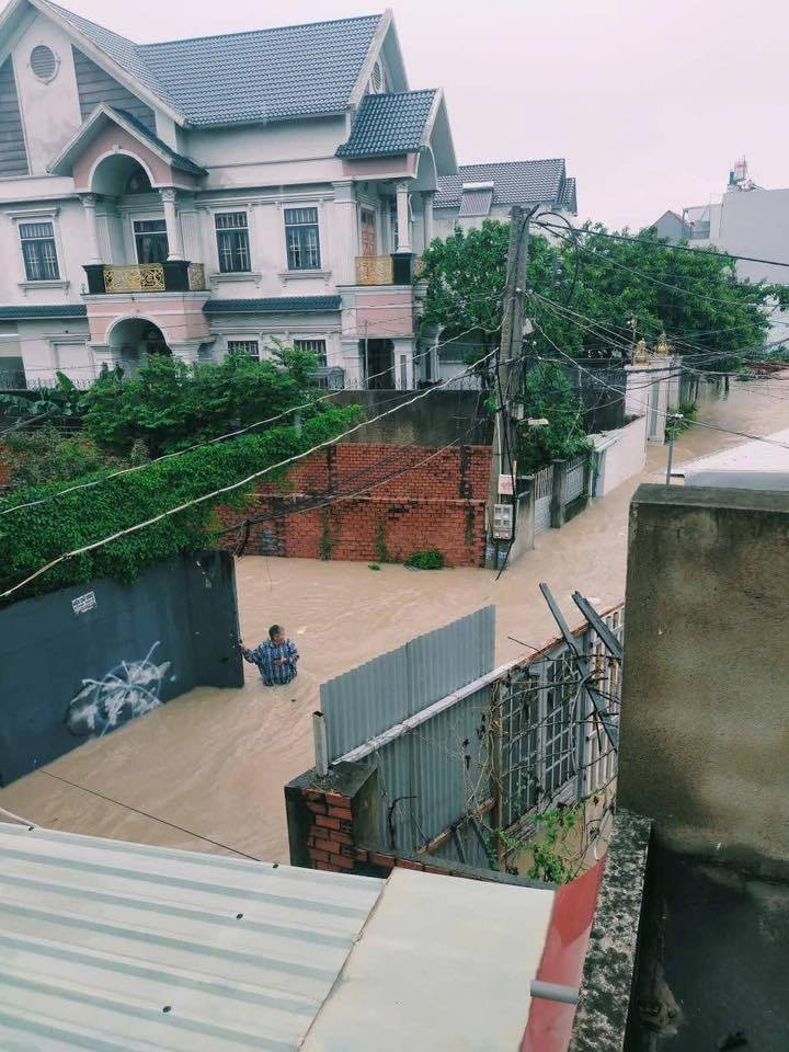 Nhiều nhà dân ở Đồng Nai chìm trong "biển nước", đường phố kẹt cứng - Ảnh 10.