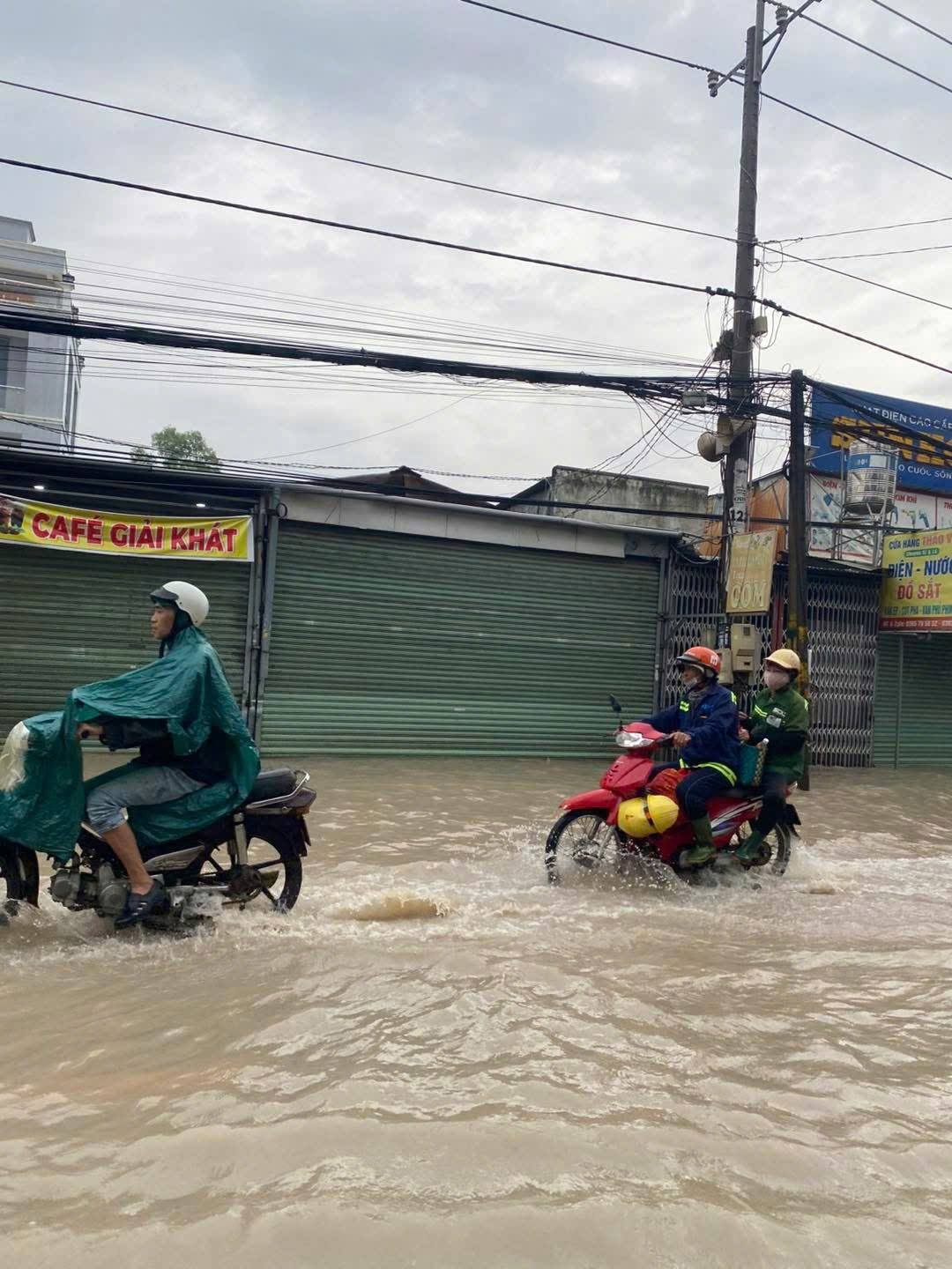 Nhiều nhà dân ở Đồng Nai chìm trong "biển nước", đường phố kẹt cứng - Ảnh 12.