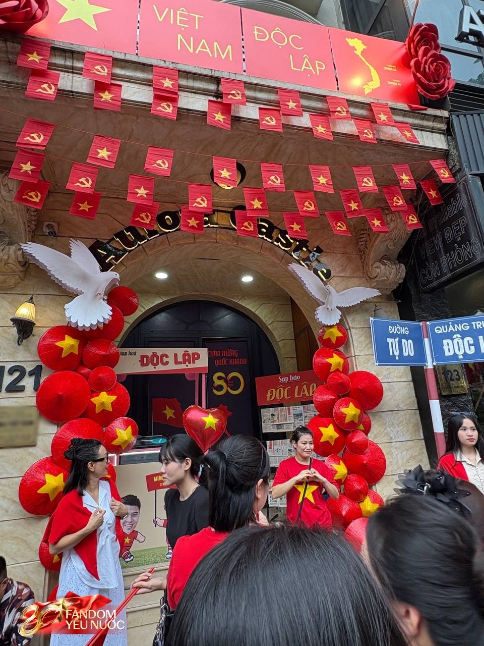 [CLIP] Quỳnh Anh - Huyền Mi xuất hiện giản dị, con g&aacute;i Duy Mạnh trở th&agrave;nh "ng&ocirc;i sao" được mẹ bế ra trước biệt thự 6 tầng- Ảnh 5.