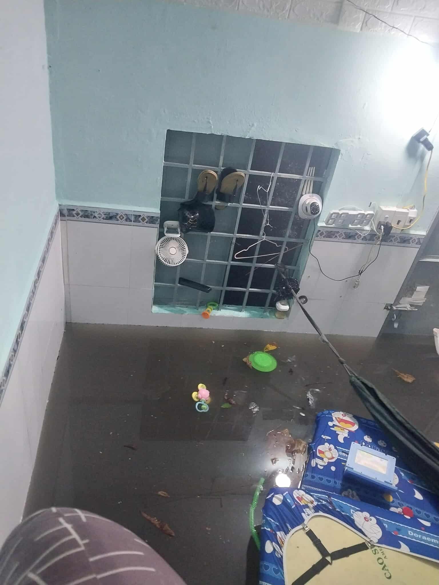 Nhiều nhà dân ở Đồng Nai chìm trong "biển nước", đường phố kẹt cứng - Ảnh 13.
