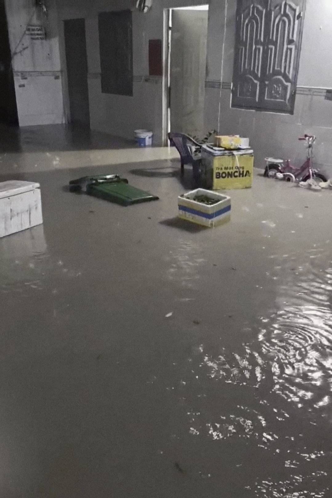 Nhiều nhà dân ở Đồng Nai chìm trong "biển nước", đường phố kẹt cứng - Ảnh 15.