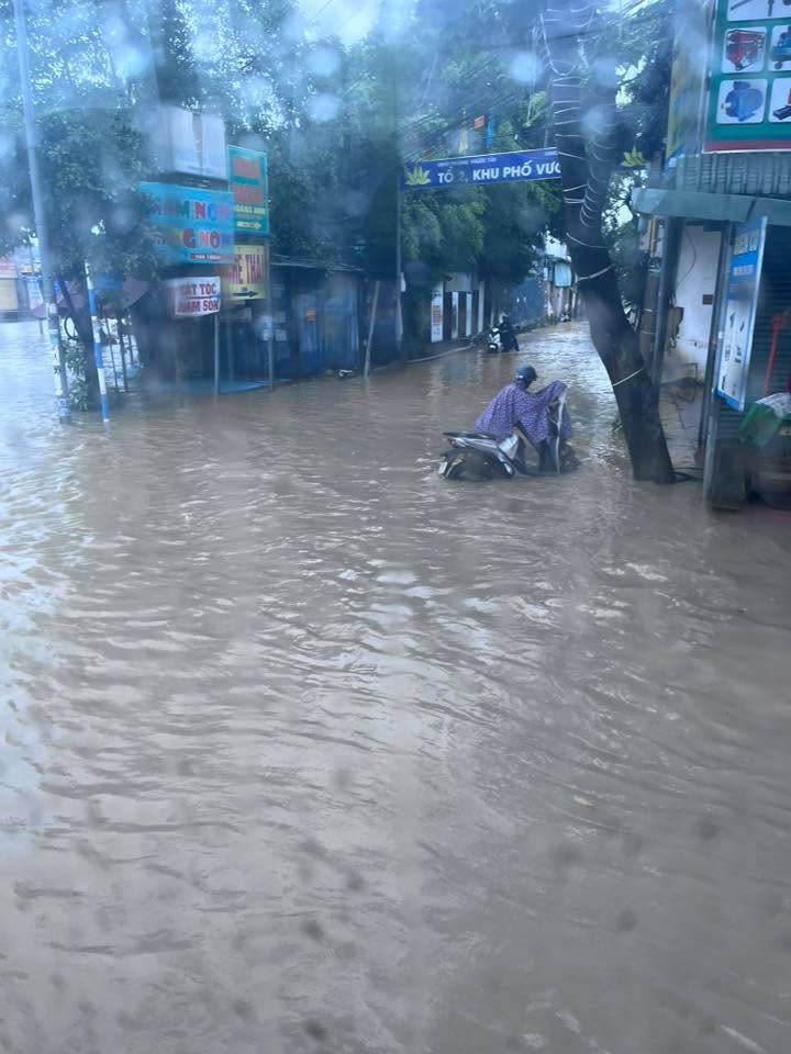 Nhiều nhà dân ở Đồng Nai chìm trong "biển nước", đường phố kẹt cứng - Ảnh 18.