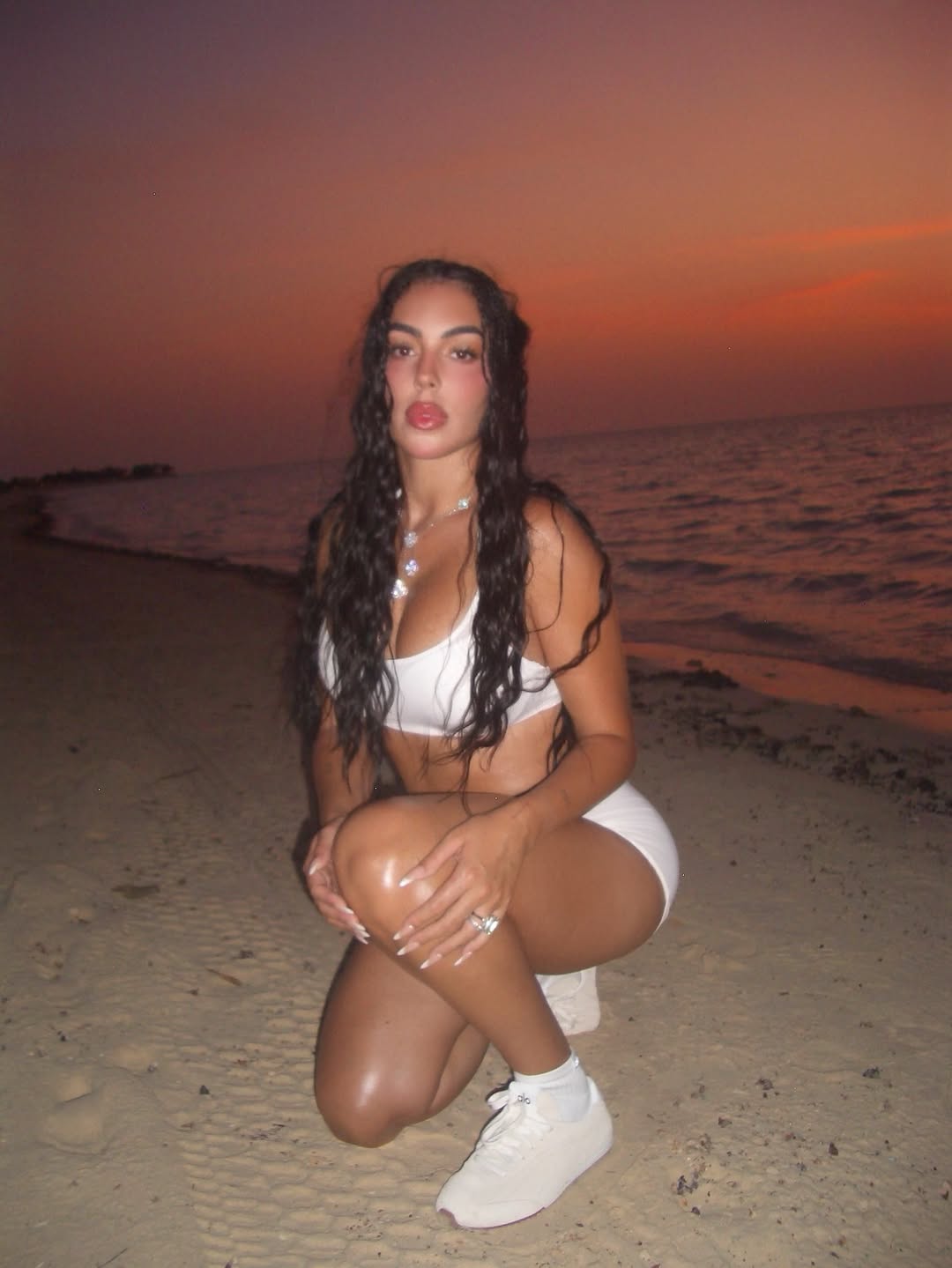 Bạn gái Ronaldo diện bikini sexy hết nấc, tay lấp lánh nhẫn kim cương siêu to khổng lồ- Ảnh 3. Bạn gái Ronaldo diện bikini sexy hết nấc, tay lấp lánh nhẫn kim cương siêu to khổng lồ- Ảnh 3.