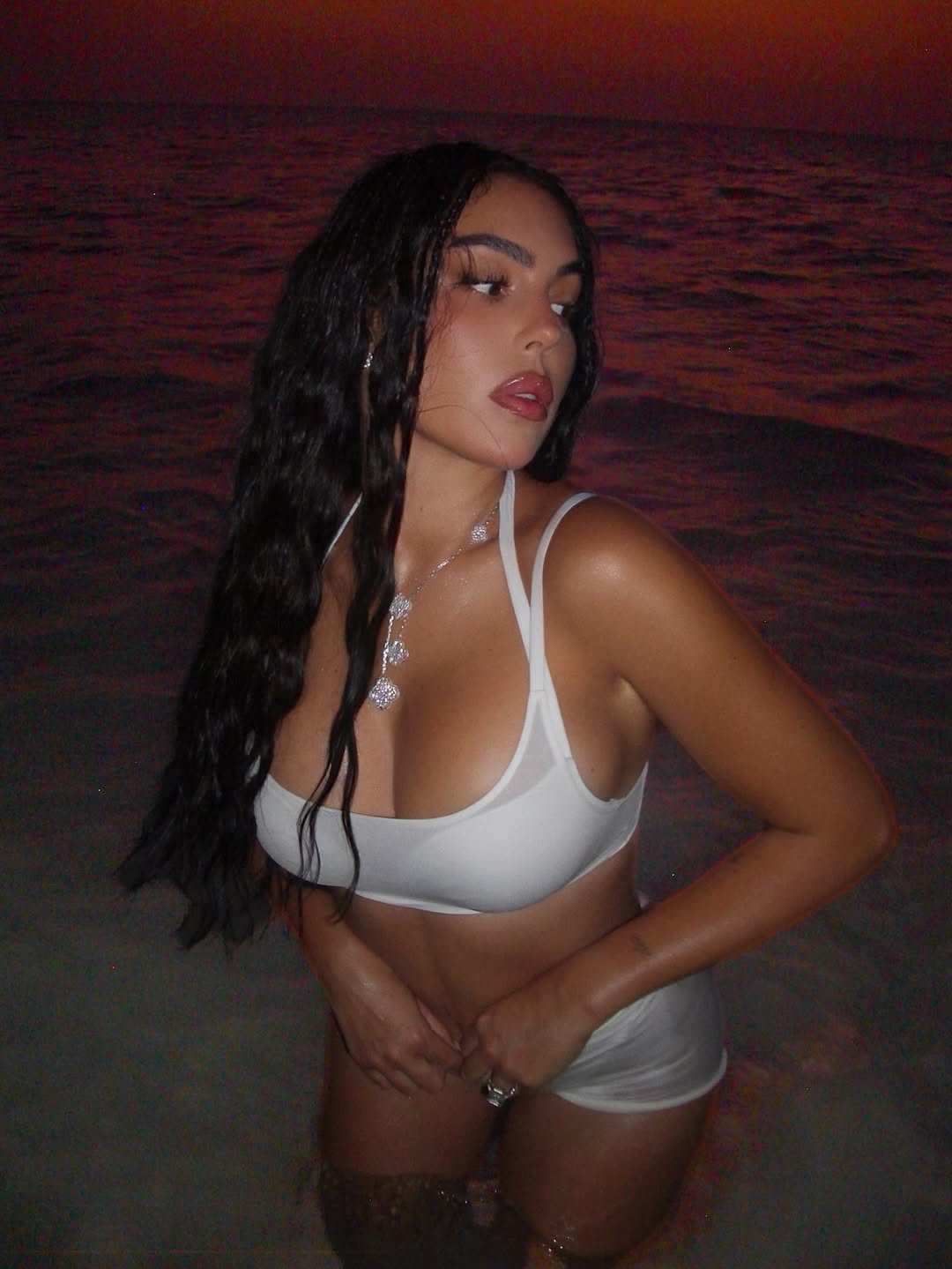 Bạn gái Ronaldo diện bikini sexy hết nấc, tay lấp lánh nhẫn kim cương siêu to khổng lồ- Ảnh 2. Bạn gái Ronaldo diện bikini sexy hết nấc, tay lấp lánh nhẫn kim cương siêu to khổng lồ- Ảnh 2.