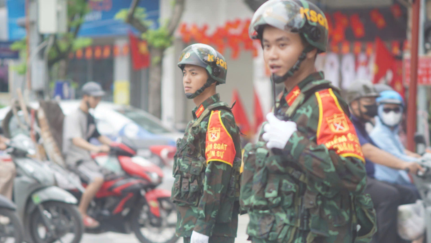 Người dân Hà Nội háo hức chờ xem tổng hợp luyện diễu binh trên các tuyến phố - Ảnh 22.