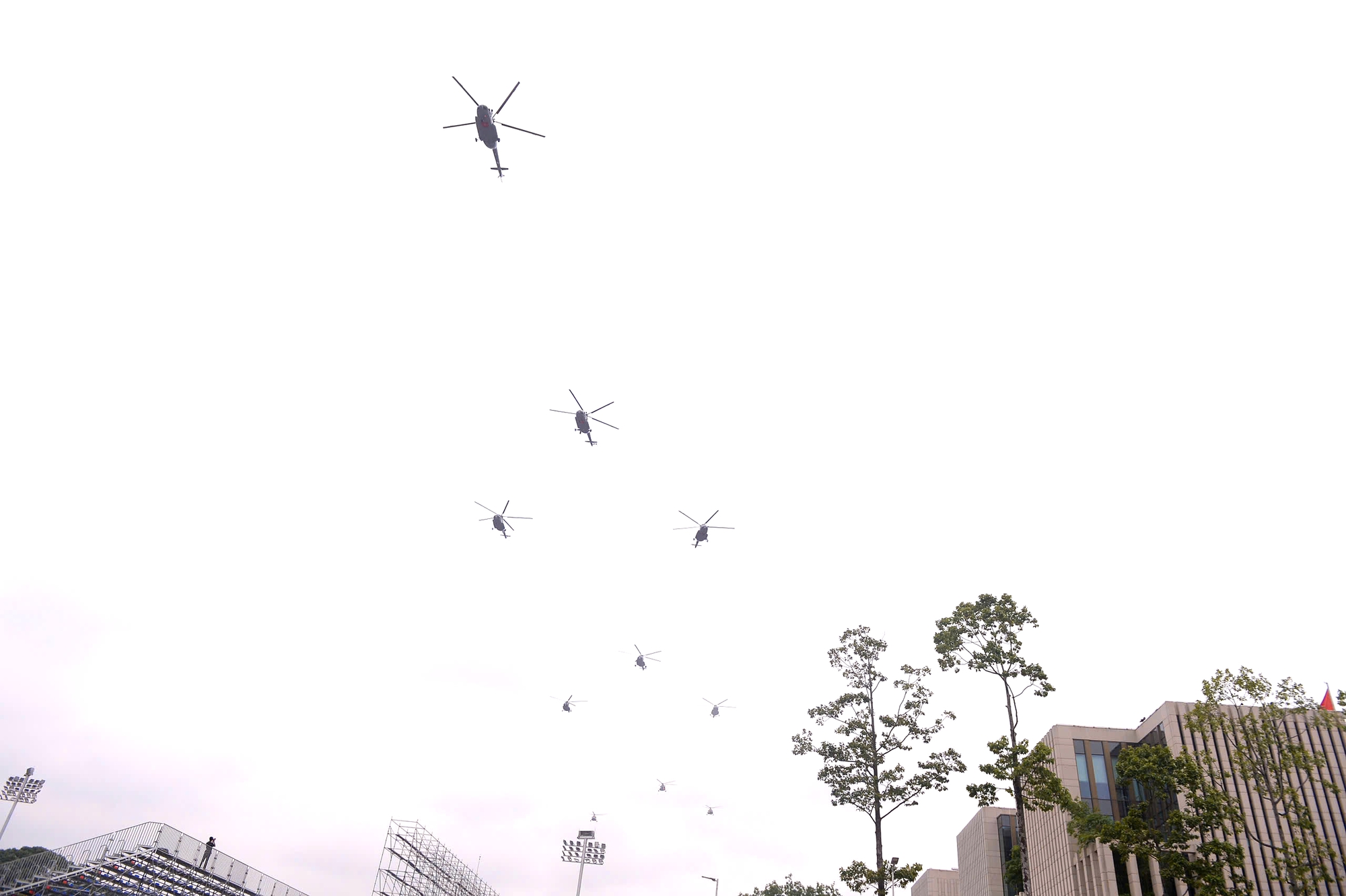 Tổng duyệt Lễ diễu binh tại Quảng trường Ba Đình thu hút hàng nghìn người dân Hà Nội - Ảnh 1. Tổng duyệt Lễ diễu binh tại Quảng trường Ba Đình thu hút hàng nghìn người dân Hà Nội - Ảnh 1.