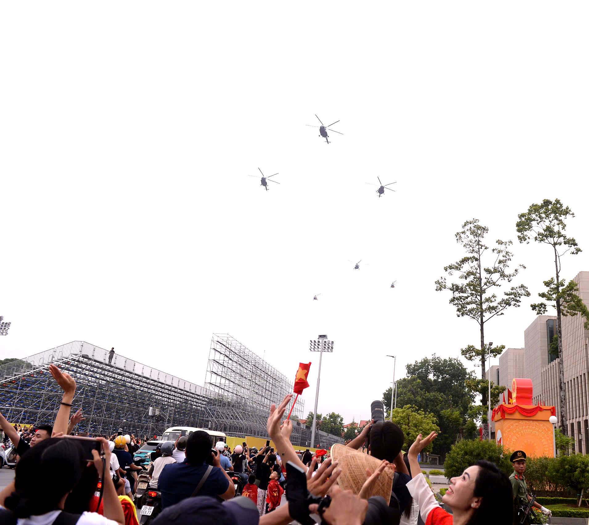 Tổng duyệt Lễ diễu binh tại Quảng trường Ba Đình thu hút hàng nghìn người dân Hà Nội - Ảnh 2. Tổng duyệt Lễ diễu binh tại Quảng trường Ba Đình thu hút hàng nghìn người dân Hà Nội - Ảnh 2.