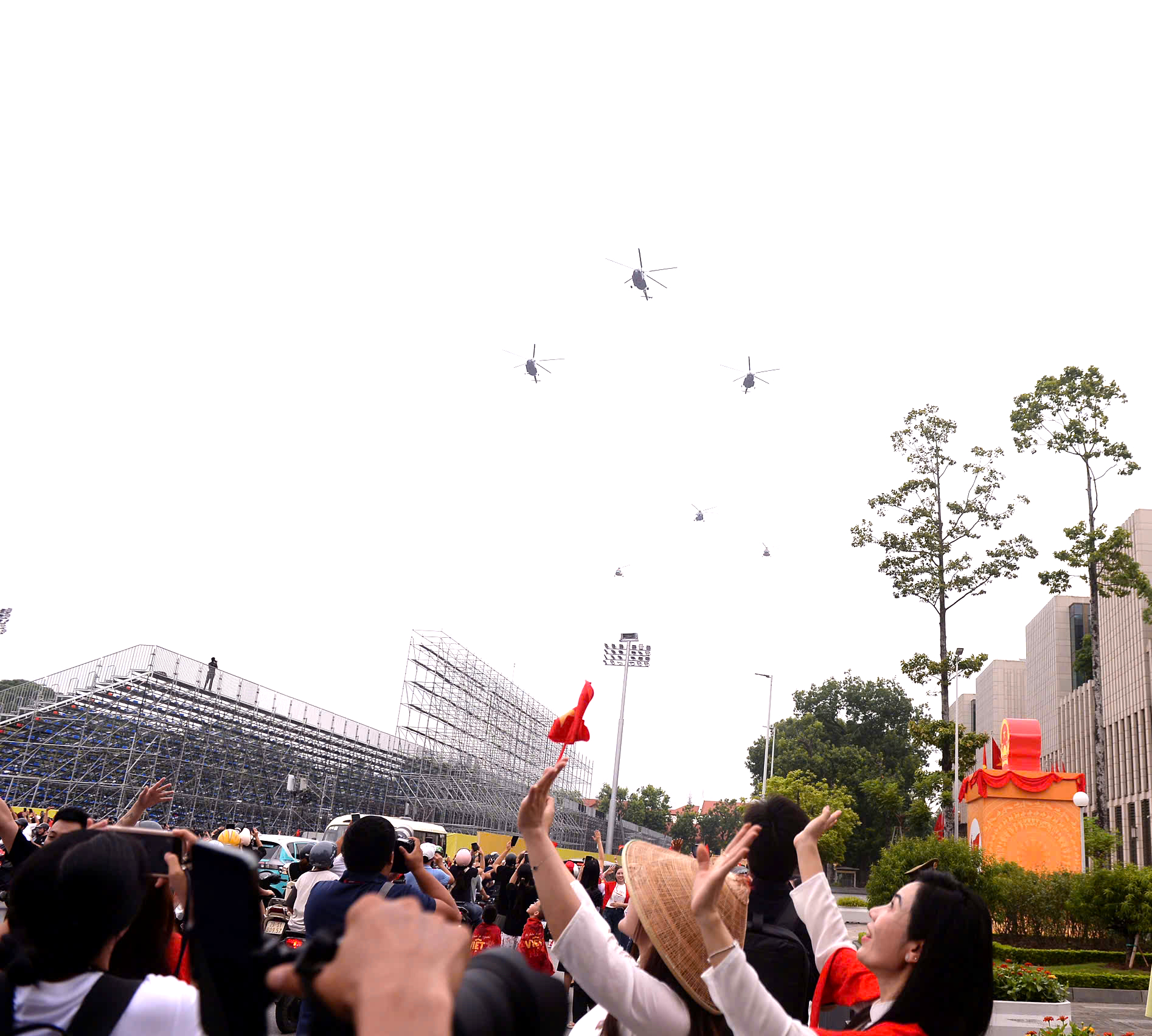 Tổng duyệt Lễ diễu binh tại Quảng trường Ba Đình thu hút hàng nghìn người dân Hà Nội - Ảnh 6. Tổng duyệt Lễ diễu binh tại Quảng trường Ba Đình thu hút hàng nghìn người dân Hà Nội - Ảnh 6.