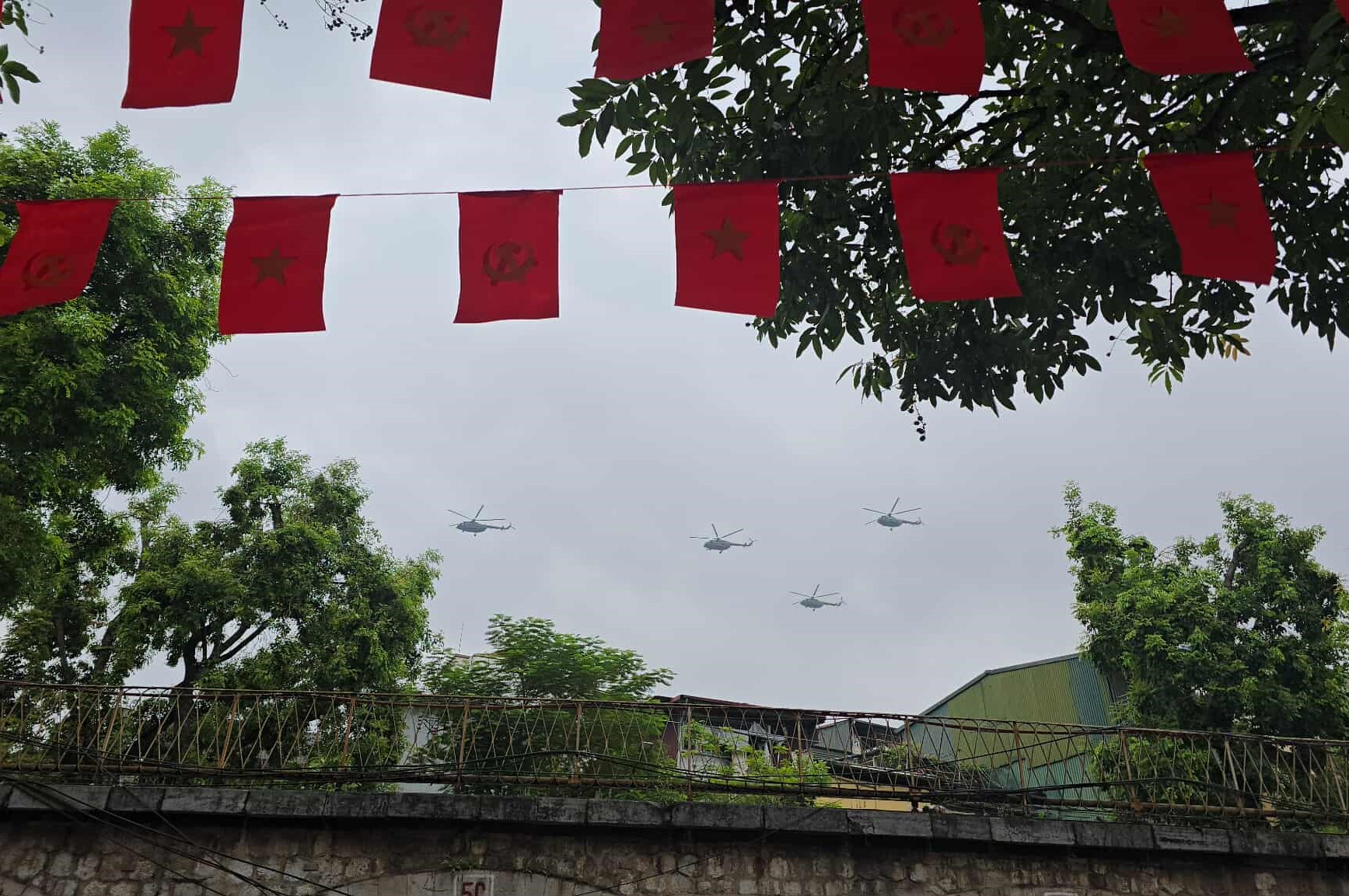 Tổng duyệt Lễ diễu binh tại Quảng trường Ba Đình thu hút hàng nghìn người dân Hà Nội - Ảnh 7. Tổng duyệt Lễ diễu binh tại Quảng trường Ba Đình thu hút hàng nghìn người dân Hà Nội - Ảnh 7.