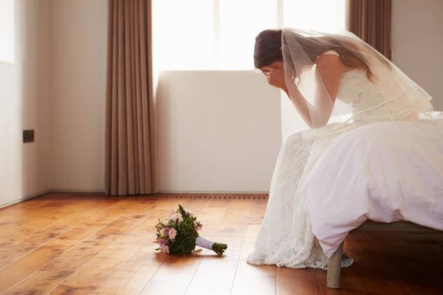 Tôi hớn hở đi thử váy cưới nhưng khi bước ra khỏi phòng thay đồ thì chú rể tái mặt bỏ chạy- Ảnh 1. Tôi hớn hở đi thử váy cưới nhưng khi bước ra khỏi phòng thay đồ thì chú rể tái mặt bỏ chạy- Ảnh 1.