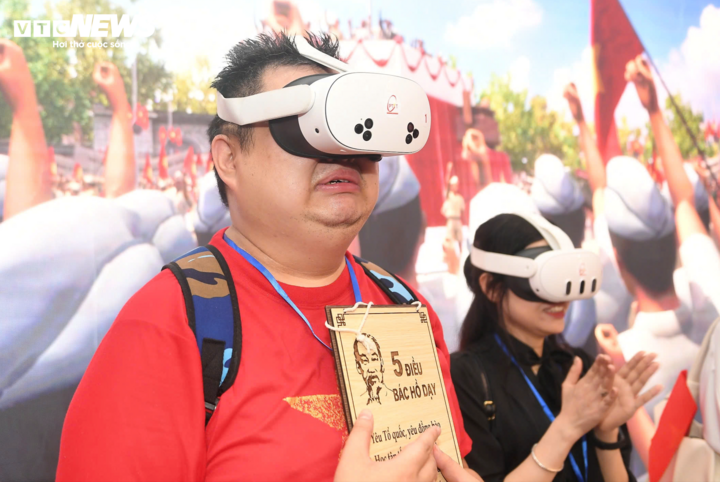 Trải nghiệm VR Bác Hồ: Du khách Hàn Quốc xúc động khi gặp Bác trên Quảng trường Ba Đình - Ảnh 1.