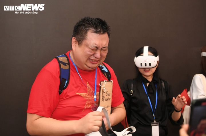 Trải nghiệm VR Bác Hồ: Du khách Hàn Quốc xúc động khi gặp Bác trên Quảng trường Ba Đình - Ảnh 2.