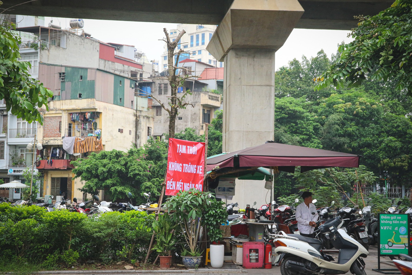 Hàng nghìn người đổ về trung tâm Hà Nội xem tổng hợp luyện diễu binh A80 - Ảnh 13.