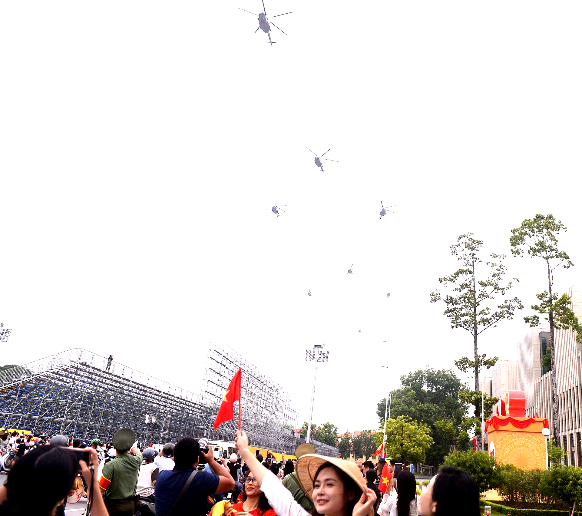 Tổng duyệt Lễ diễu binh tại Quảng trường Ba Đình thu hút hàng nghìn người dân Hà Nội - Ảnh 5. Tổng duyệt Lễ diễu binh tại Quảng trường Ba Đình thu hút hàng nghìn người dân Hà Nội - Ảnh 5.