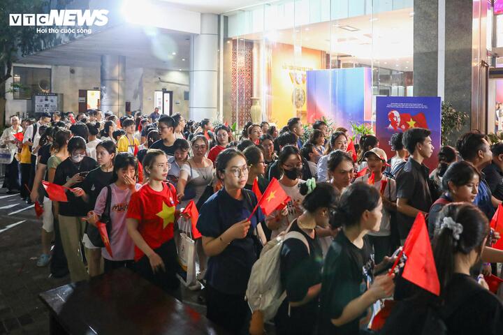 Trải nghiệm VR Bác Hồ: Du khách Hàn Quốc xúc động khi gặp Bác trên Quảng trường Ba Đình - Ảnh 3.