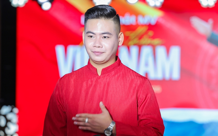 Ca sĩ đoạt Huy chương Vàng quốc tế Dương Minh Quý ra mắt MV đậm dấu ấn lịch sử, tự hào dân tộc - Ảnh 1.