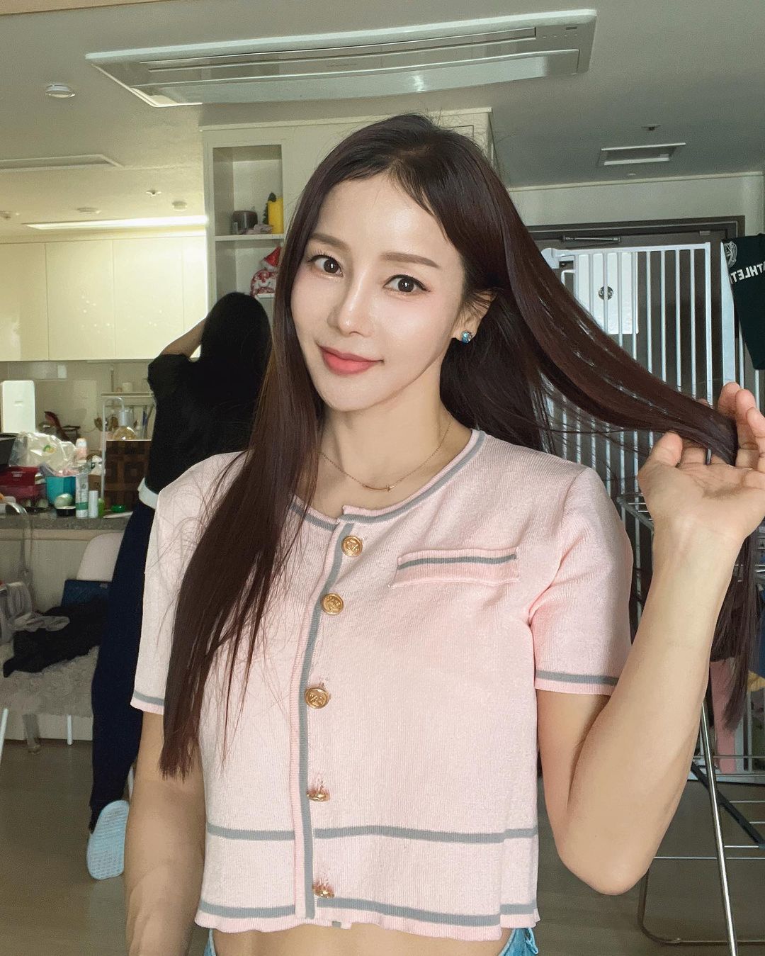“Bom Sex Hàn Quốc” Cưới Chồng Nhỏ Hơn Cả Con Giáp, Bí Quyết Gì Để U60 Nhưng Nhìn Tươi Rói Như 20 Tuổi?- Ảnh 1. “Bom Sex Hàn Quốc” Cưới Chồng Nhỏ Hơn Cả Con Giáp, Bí Quyết Gì Để U60 Nhưng Nhìn Tươi Rói Như 20 Tuổi?- Ảnh 1.