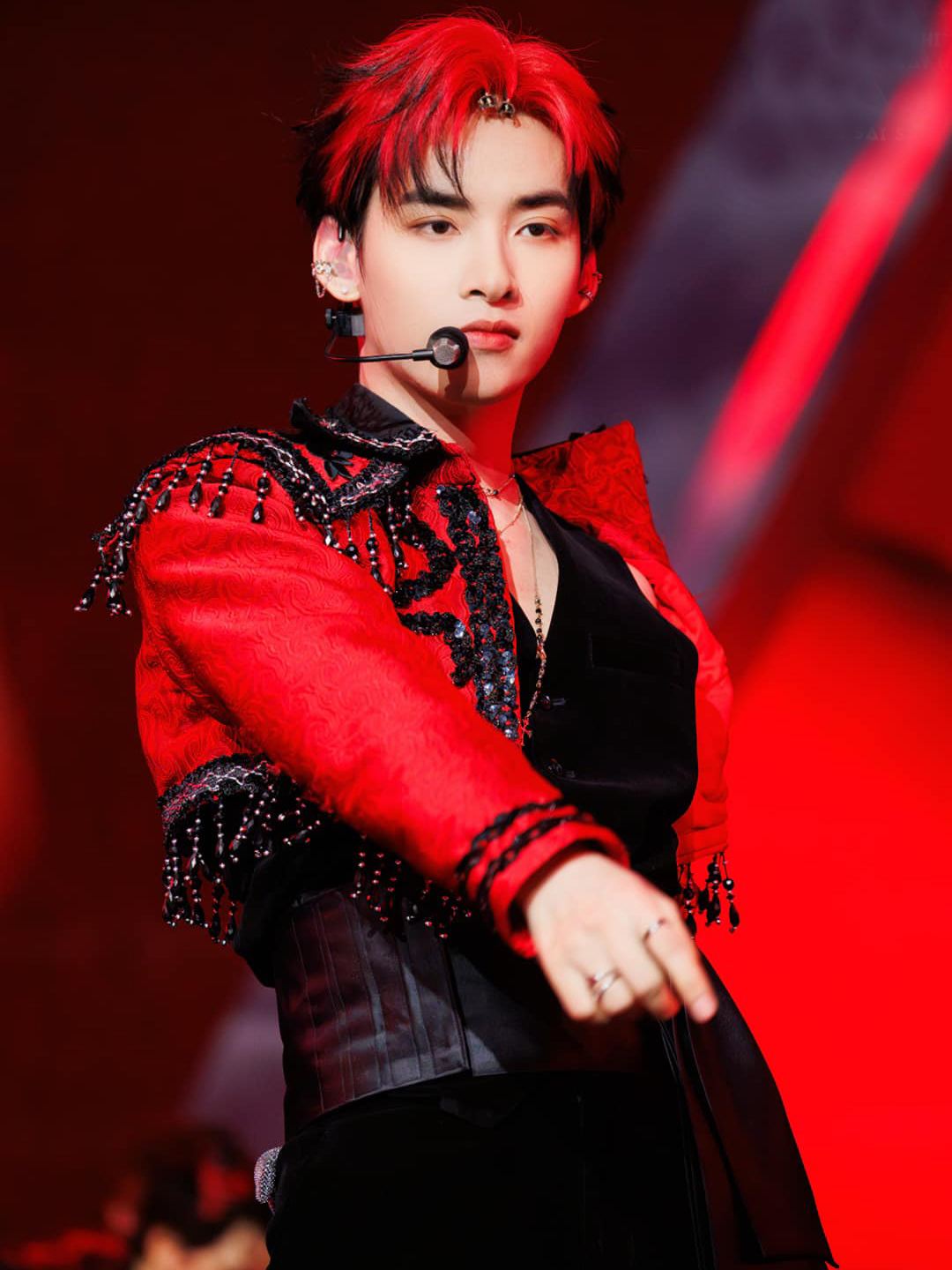 Nam ca sĩ đẹp trai, nhảy giỏi nhất Anh Trai Say Hi, gây phản cảm khi chụp ảnh với fan nữ là ai? - Ảnh 1.