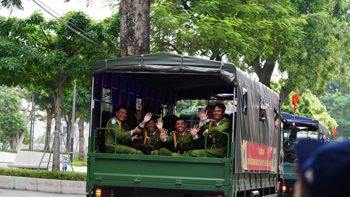 Người dân Hà Nội háo hức chờ xem tổng hợp luyện diễu binh trên các tuyến phố - Ảnh 3.