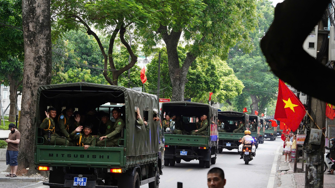 Người dân Hà Nội háo hức chờ xem tổng hợp luyện diễu binh trên các tuyến phố - Ảnh 2.