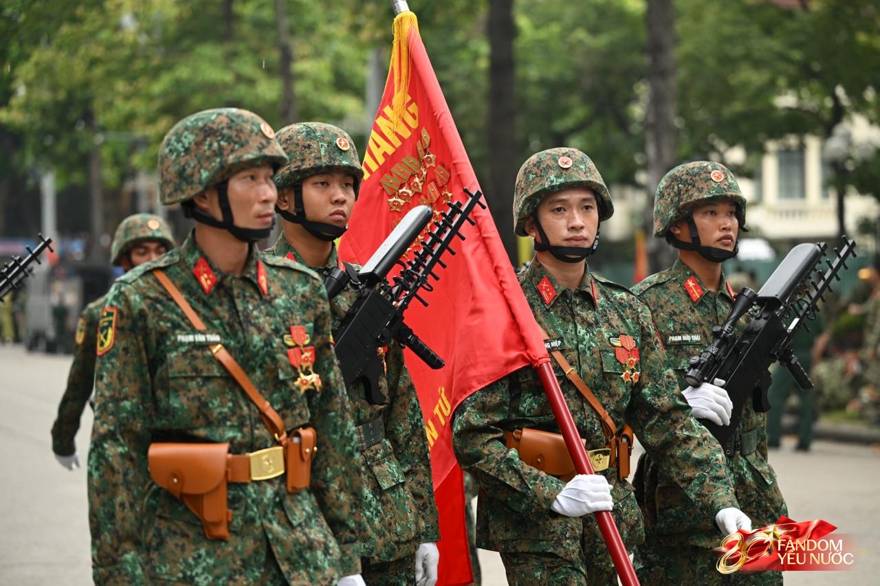 Trước giờ G: Các đoàn xe tăng, xe thiết giáp đang tiến về quảng trường Ba Đình trong tiếng hò reo của người dân- Ảnh 13.