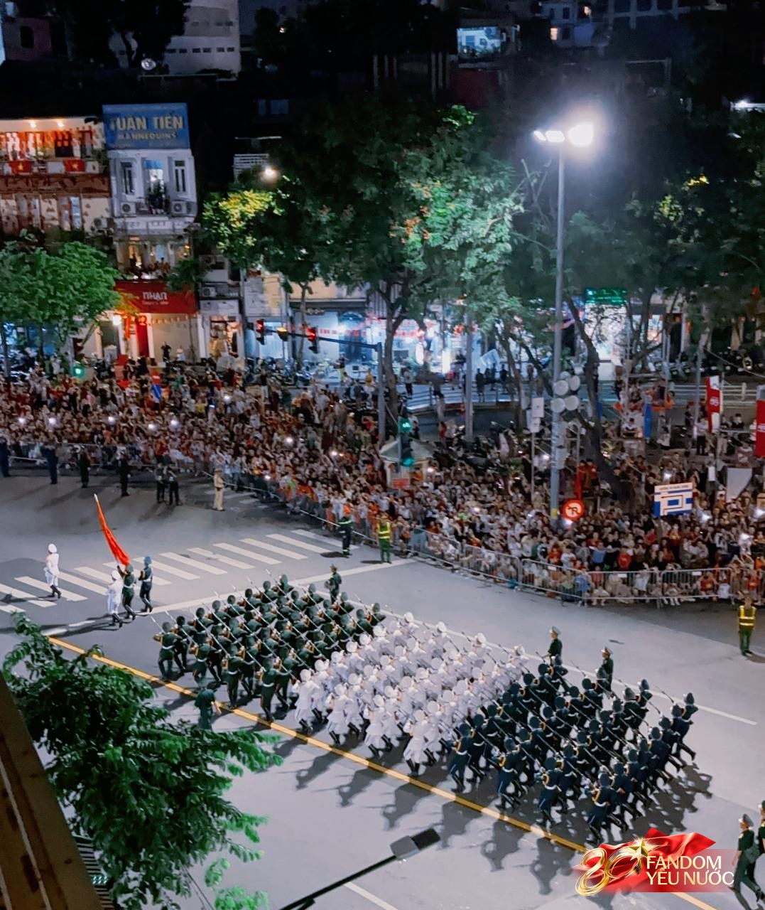 Người dân tràn ra đường, hòa cùng tiếng hò reo đón đoàn diễu binh diễu hành qua các tuyến phố Thủ đô- Ảnh 1. Người dân tràn ra đường, hòa cùng tiếng hò reo đón đoàn diễu binh diễu hành qua các tuyến phố Thủ đô- Ảnh 1.