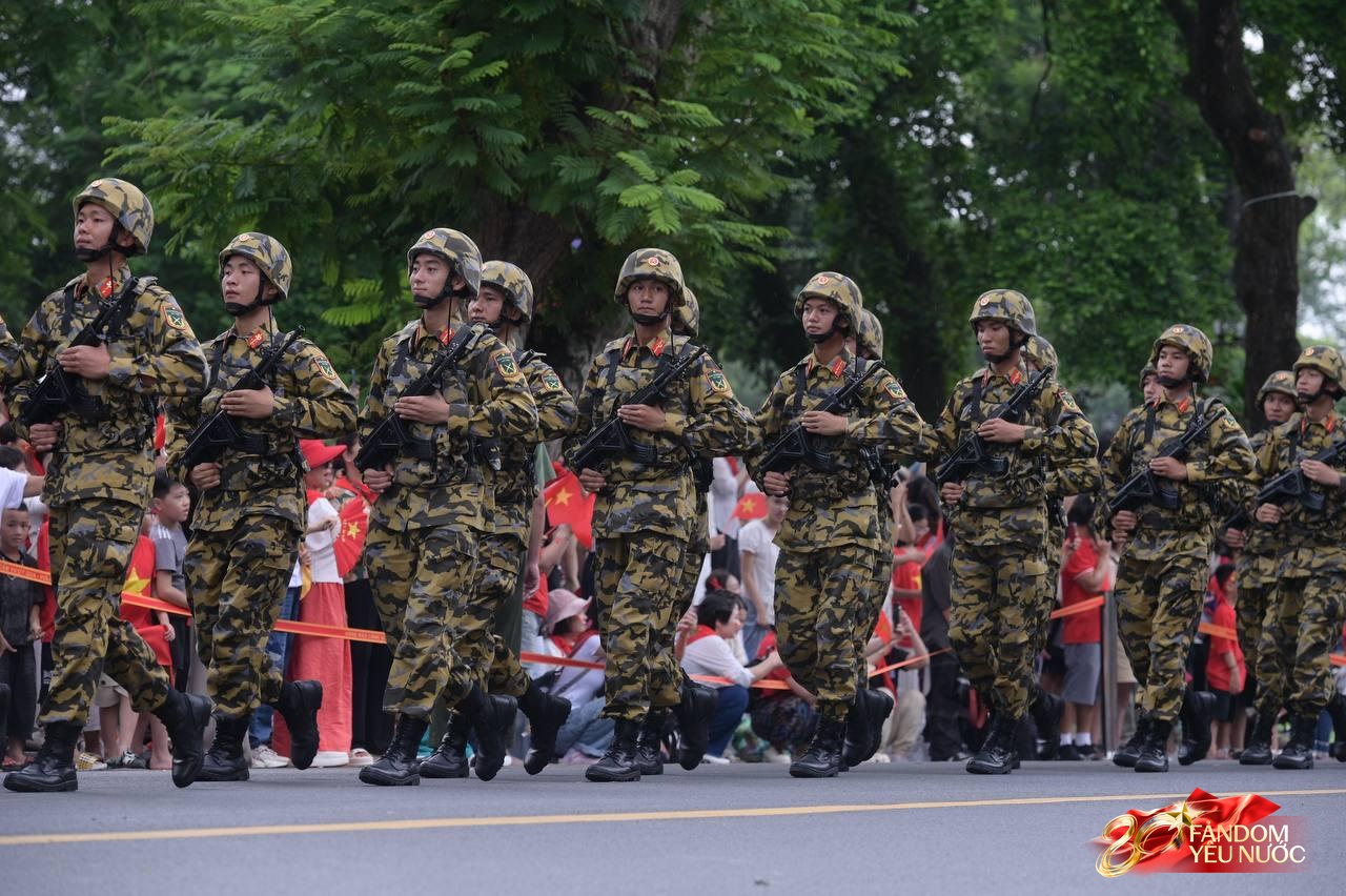 Trước giờ G: Các đoàn xe tăng, xe thiết giáp đang tiến về quảng trường Ba Đình trong tiếng hò reo của người dân- Ảnh 30.
