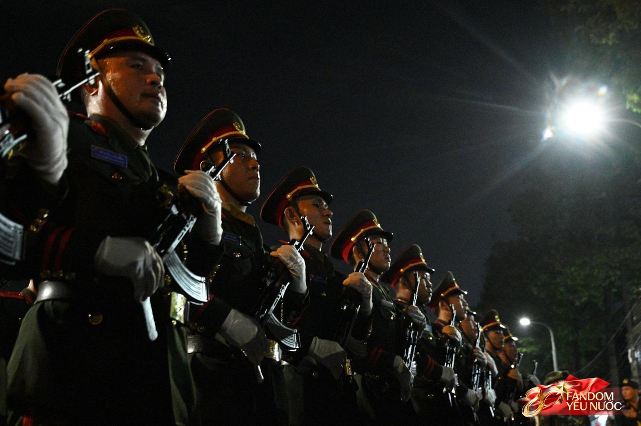 Người dân tràn ra đường, hòa cùng tiếng hò reo đón đoàn diễu binh diễu hành qua các tuyến phố Thủ đô- Ảnh 10. Người dân tràn ra đường, hòa cùng tiếng hò reo đón đoàn diễu binh diễu hành qua các tuyến phố Thủ đô- Ảnh 10.