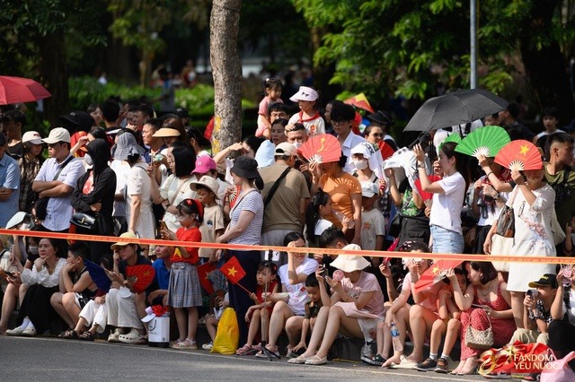 Hà Nội phục vụ miễn phí bánh , nước uống cho người dân xem diễu binh Quốc khánh 2 / 9 - Ảnh 1.