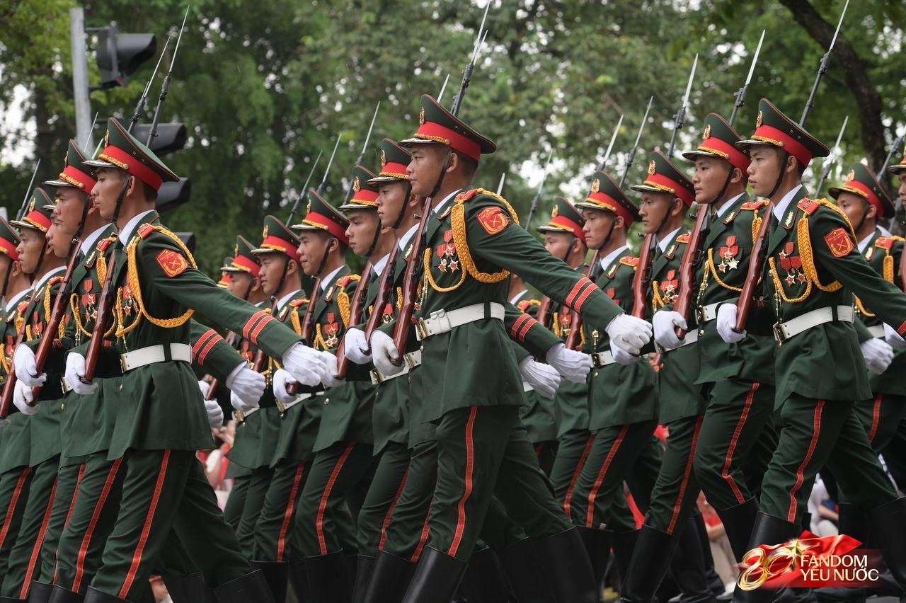 Trước giờ G: Các đoàn xe tăng, xe thiết giáp đang tiến về quảng trường Ba Đình trong tiếng hò reo của người dân- Ảnh 32.