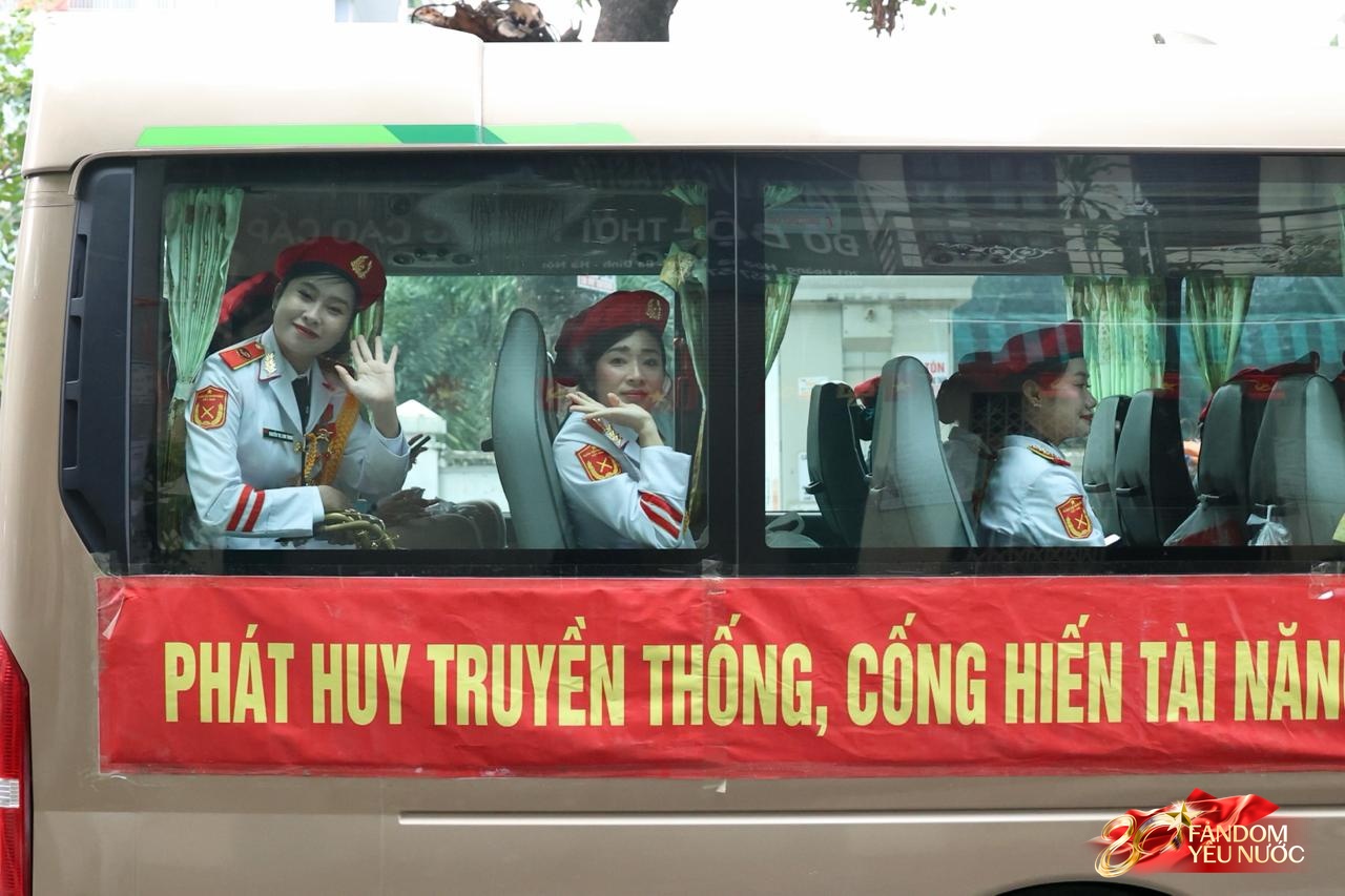 Trước giờ G: Các đoàn xe tăng, xe thiết giáp đang tiến về quảng trường Ba Đình trong tiếng hò reo của người dân- Ảnh 8.