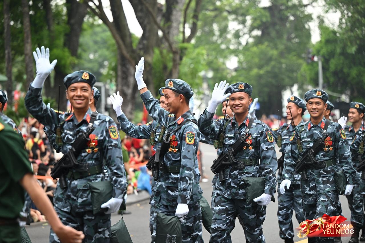 Trước giờ G: Các đoàn xe tăng, xe thiết giáp đang tiến về quảng trường Ba Đình trong tiếng hò reo của người dân- Ảnh 17.