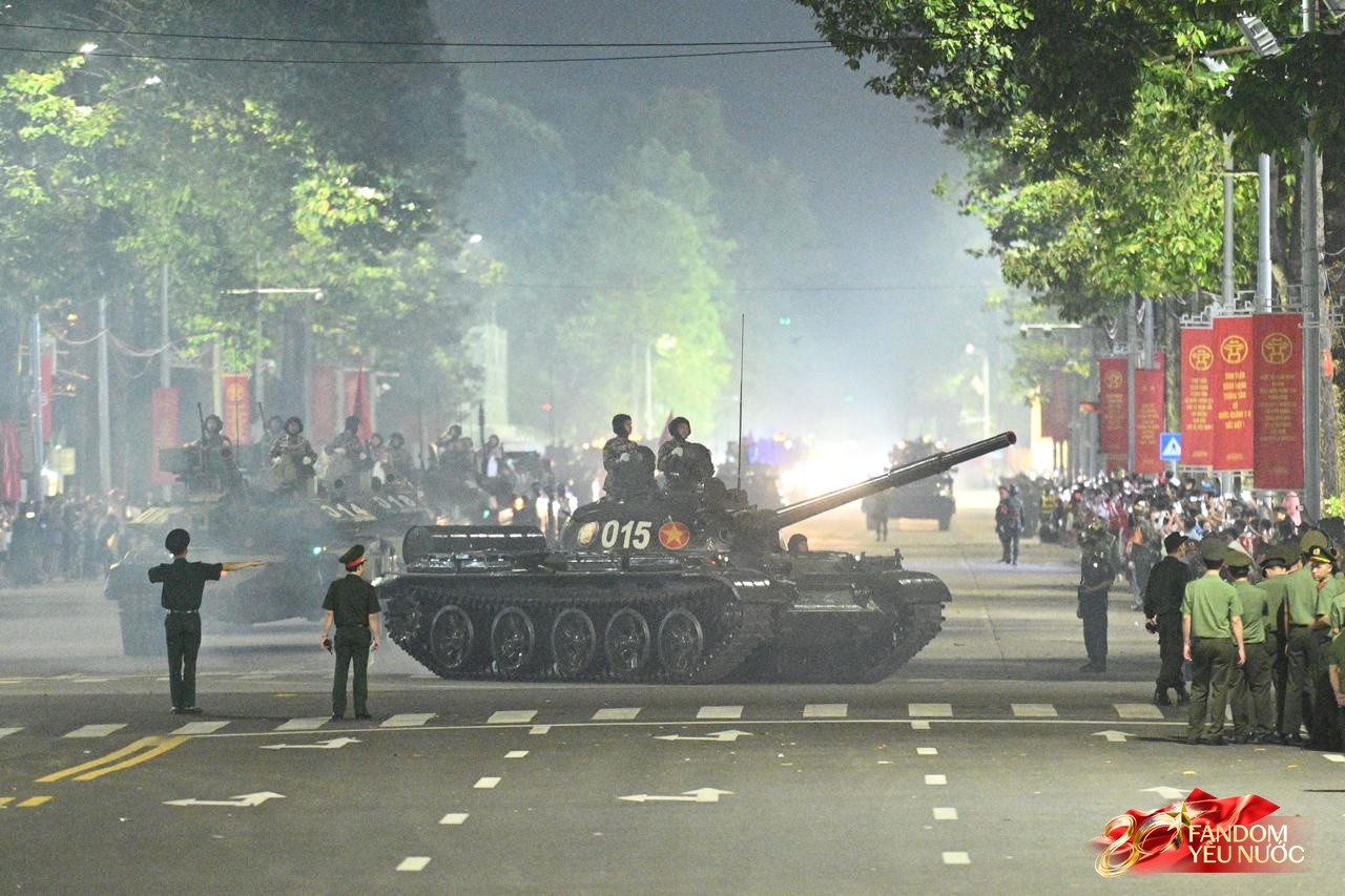 Người dân tràn ra đường, hòa cùng tiếng hò reo đón đoàn diễu binh diễu hành qua các tuyến phố Thủ đô- Ảnh 12. Người dân tràn ra đường, hòa cùng tiếng hò reo đón đoàn diễu binh diễu hành qua các tuyến phố Thủ đô- Ảnh 12.