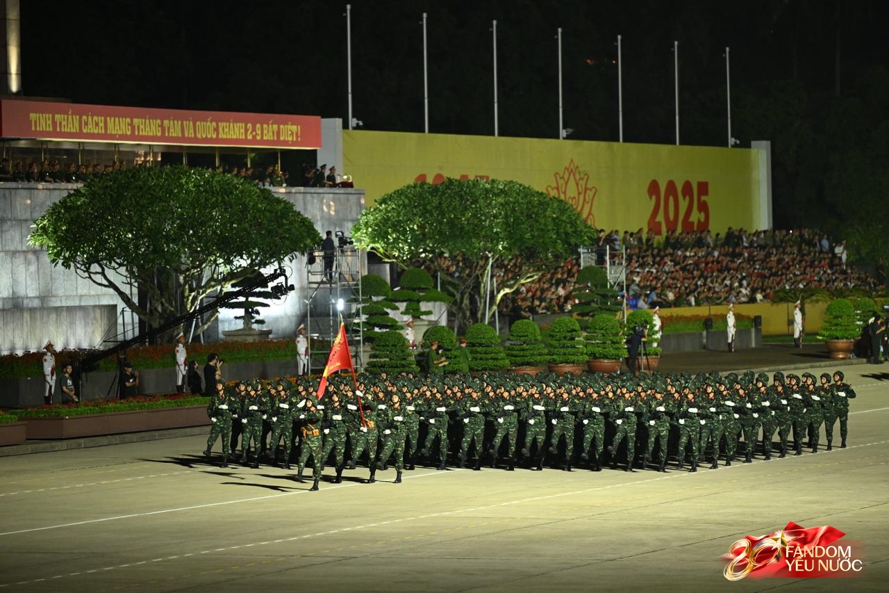 Tổng hợp luyện diễu binh diễu hành lần 1 chính thức bắt đầu!- Ảnh 12. Tổng hợp luyện diễu binh diễu hành lần 1 chính thức bắt đầu!- Ảnh 12.