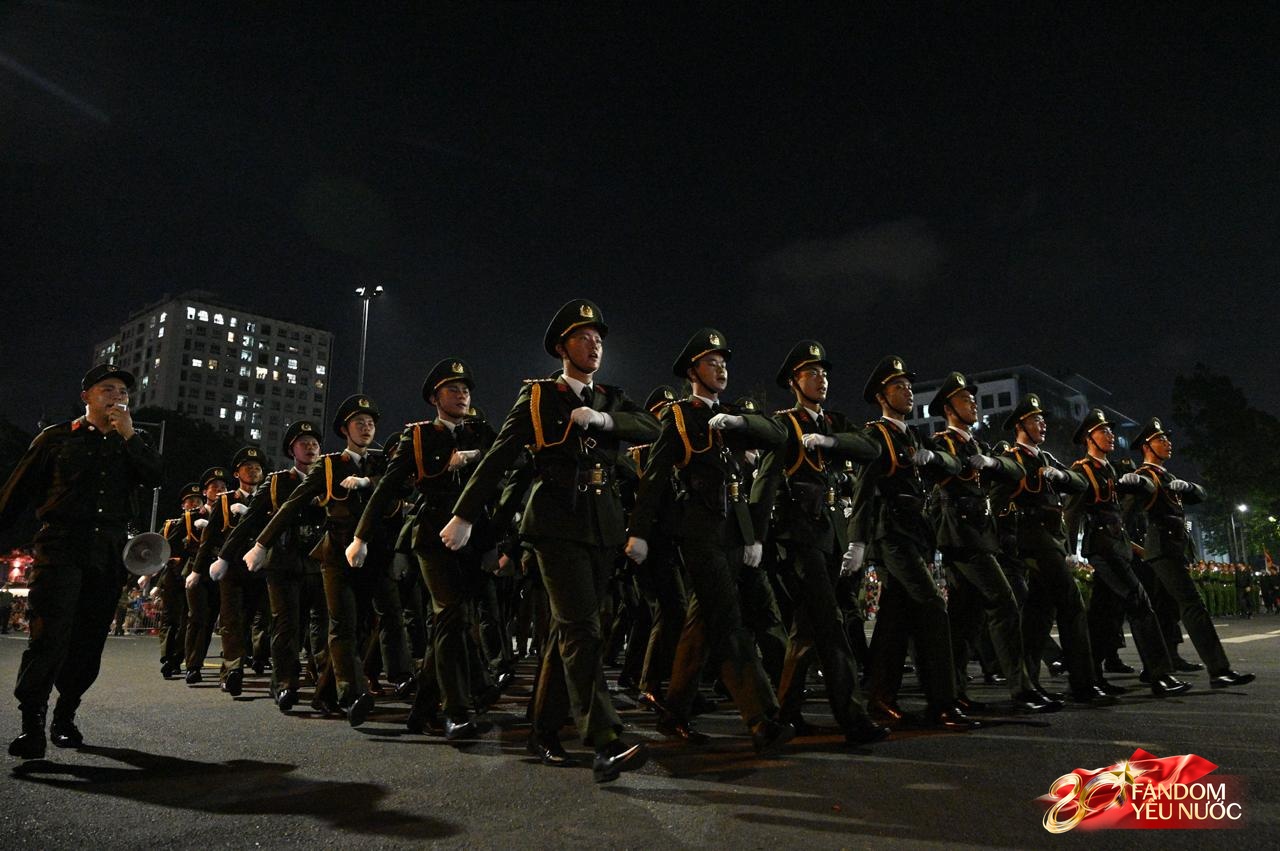 Người dân tràn ra đường, hòa cùng tiếng hò reo đón đoàn diễu binh diễu hành qua các tuyến phố Thủ đô- Ảnh 13. Người dân tràn ra đường, hòa cùng tiếng hò reo đón đoàn diễu binh diễu hành qua các tuyến phố Thủ đô- Ảnh 13.
