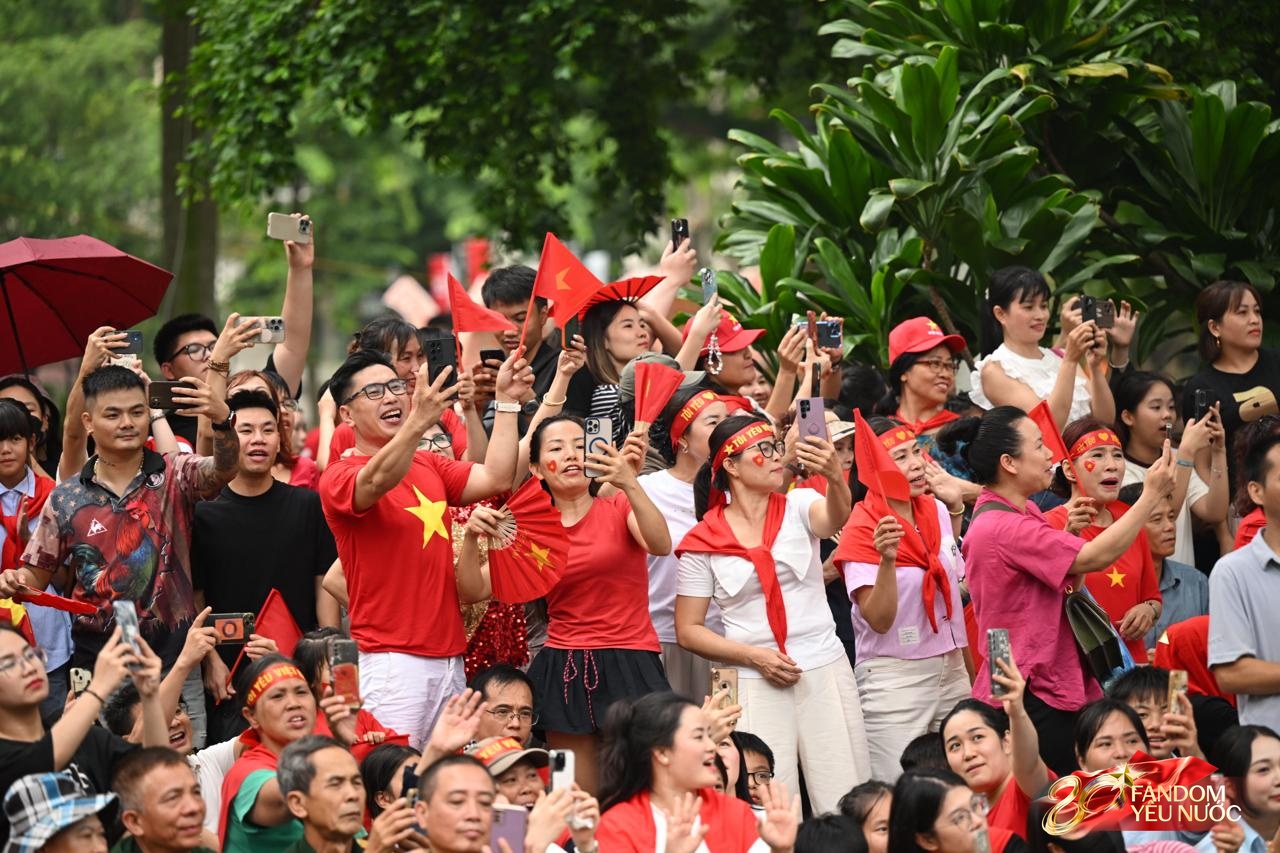 Trước giờ G: Các đoàn xe tăng, xe thiết giáp đang tiến về quảng trường Ba Đình trong tiếng hò reo của người dân- Ảnh 21.