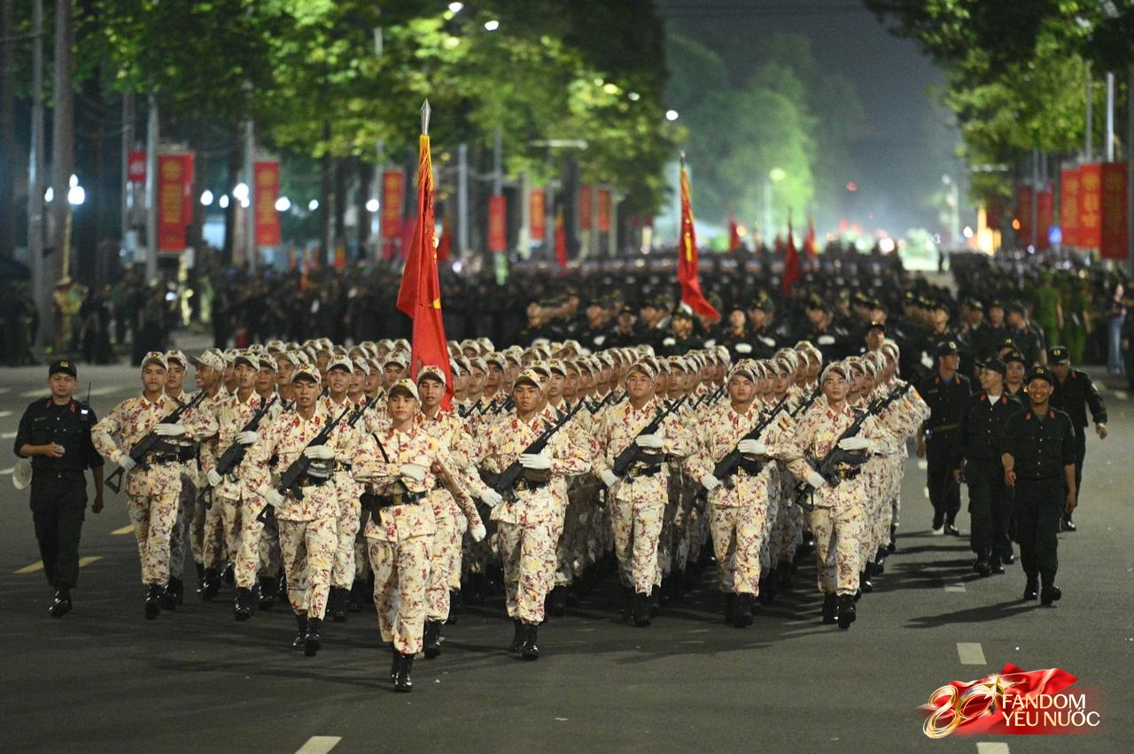 Người dân tràn ra đường, hòa cùng tiếng hò reo đón đoàn diễu binh diễu hành qua các tuyến phố Thủ đô- Ảnh 14. Người dân tràn ra đường, hòa cùng tiếng hò reo đón đoàn diễu binh diễu hành qua các tuyến phố Thủ đô- Ảnh 14.