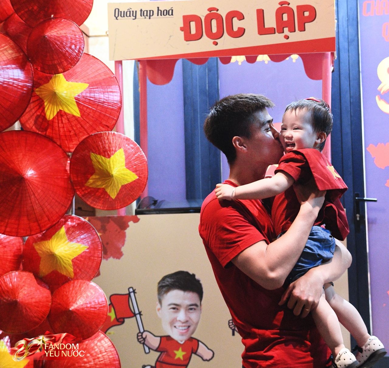 Duy Mạnh: "Mở rộng cửa nh&agrave; tặng kem, nước uống dịp A80, gia đ&igrave;nh t&ocirc;i muốn dạy c&aacute;c con về l&ograve;ng y&ecirc;u nước" - Ảnh 3.