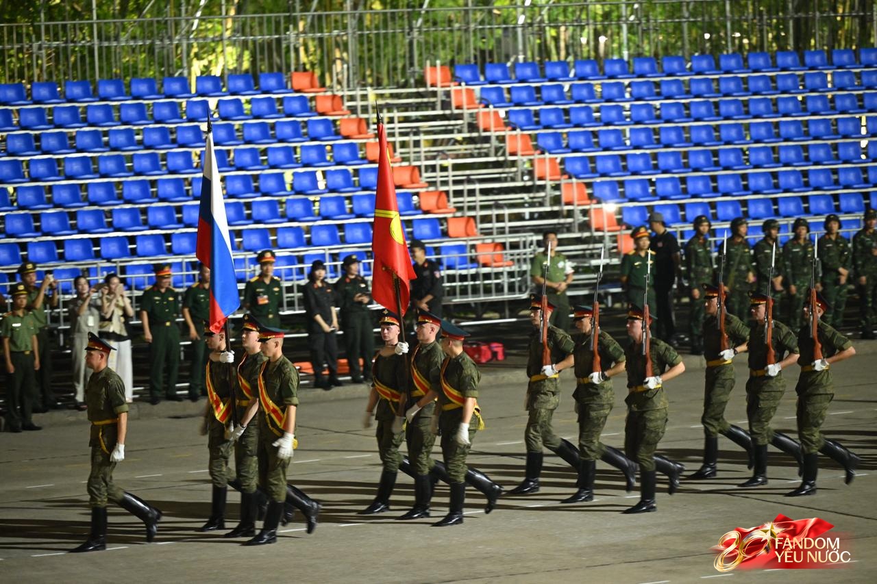 Tổng hợp luyện diễu binh diễu hành lần 1 chính thức bắt đầu!- Ảnh 16. Tổng hợp luyện diễu binh diễu hành lần 1 chính thức bắt đầu!- Ảnh 16.