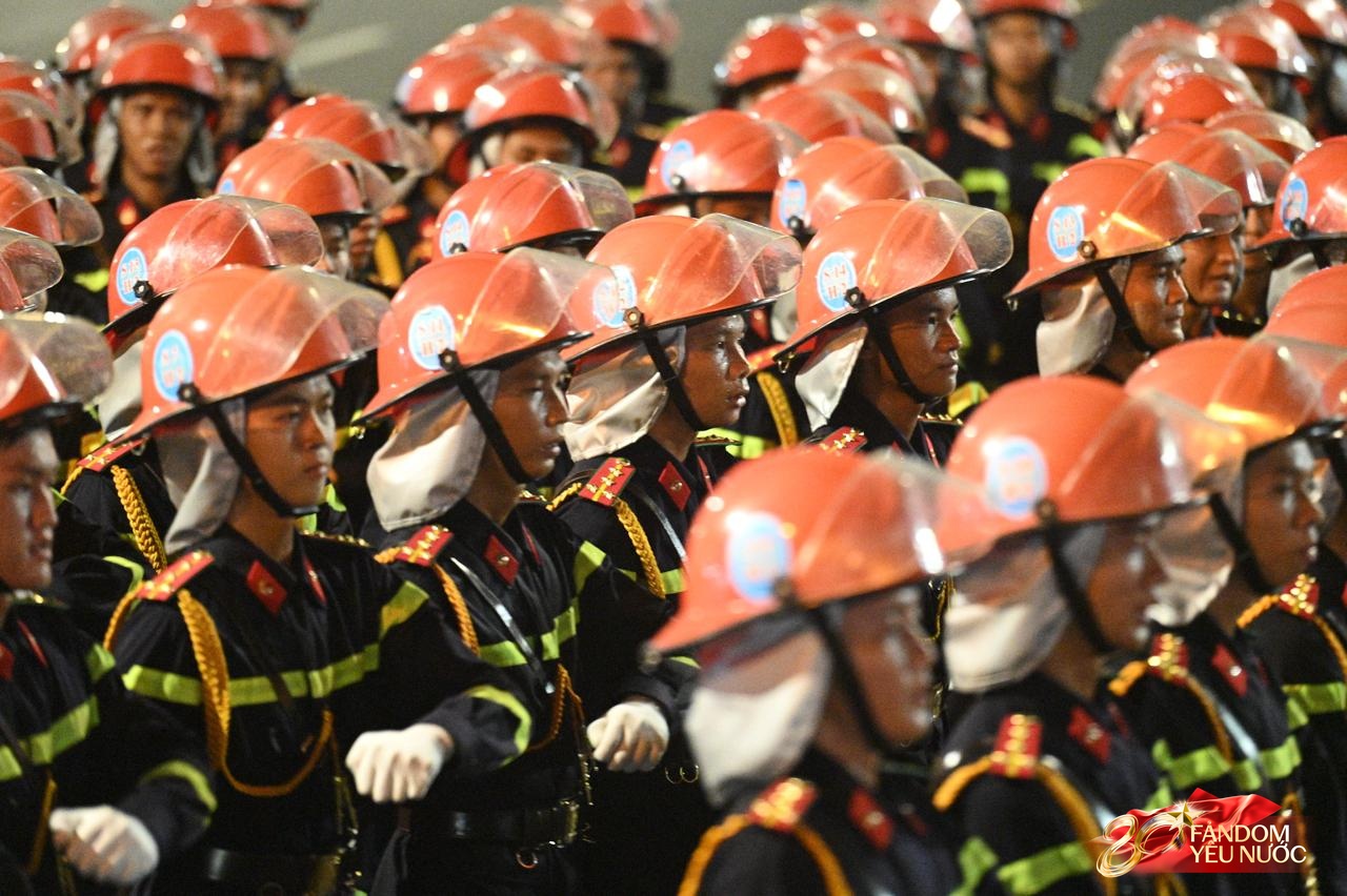 Người dân tràn ra đường, hòa cùng tiếng hò reo đón đoàn diễu binh diễu hành qua các tuyến phố Thủ đô- Ảnh 16. Người dân tràn ra đường, hòa cùng tiếng hò reo đón đoàn diễu binh diễu hành qua các tuyến phố Thủ đô- Ảnh 16.