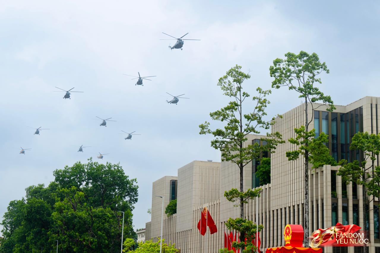 Trước giờ G: Các đoàn xe tăng, xe thiết giáp đang tiến về quảng trường Ba Đình trong tiếng hò reo của người dân- Ảnh 42.