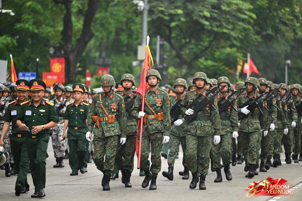 Trước giờ G: Các đoàn xe tăng, xe thiết giáp đang tiến về quảng trường Ba Đình trong tiếng hò reo của người dân- Ảnh 38.