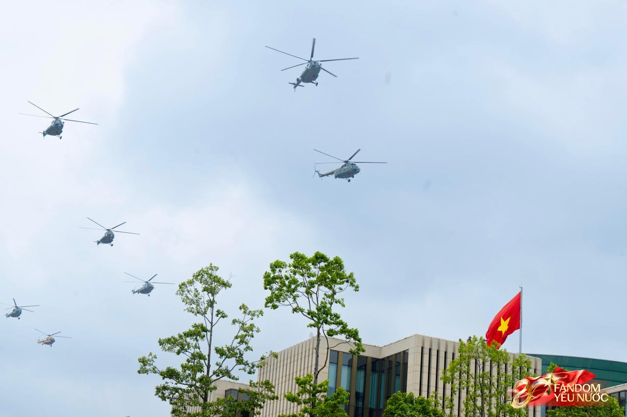 Trước giờ G: Các đoàn xe tăng, xe thiết giáp đang tiến về quảng trường Ba Đình trong tiếng hò reo của người dân- Ảnh 40.