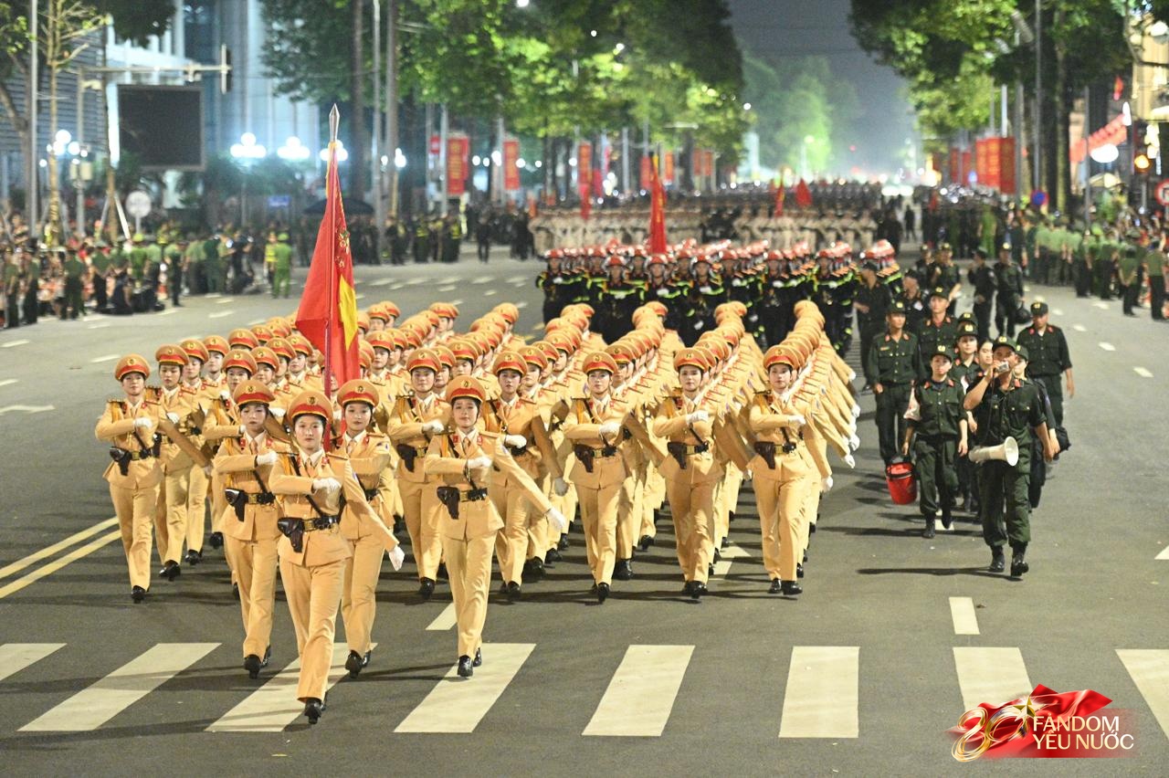Người dân tràn ra đường, hòa cùng tiếng hò reo đón đoàn diễu binh diễu hành qua các tuyến phố Thủ đô- Ảnh 18. Người dân tràn ra đường, hòa cùng tiếng hò reo đón đoàn diễu binh diễu hành qua các tuyến phố Thủ đô- Ảnh 18.