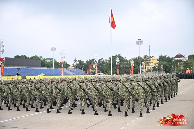 Trước giờ G: Các đoàn xe tăng, xe thiết giáp đang tiến về quảng trường Ba Đình trong tiếng hò reo của người dân- Ảnh 24.