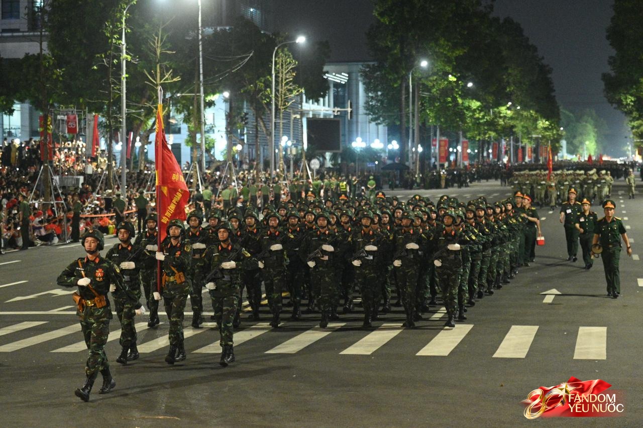 Người dân tràn ra đường, hòa cùng tiếng hò reo đón đoàn diễu binh diễu hành qua các tuyến phố Thủ đô- Ảnh 2. Người dân tràn ra đường, hòa cùng tiếng hò reo đón đoàn diễu binh diễu hành qua các tuyến phố Thủ đô- Ảnh 2.