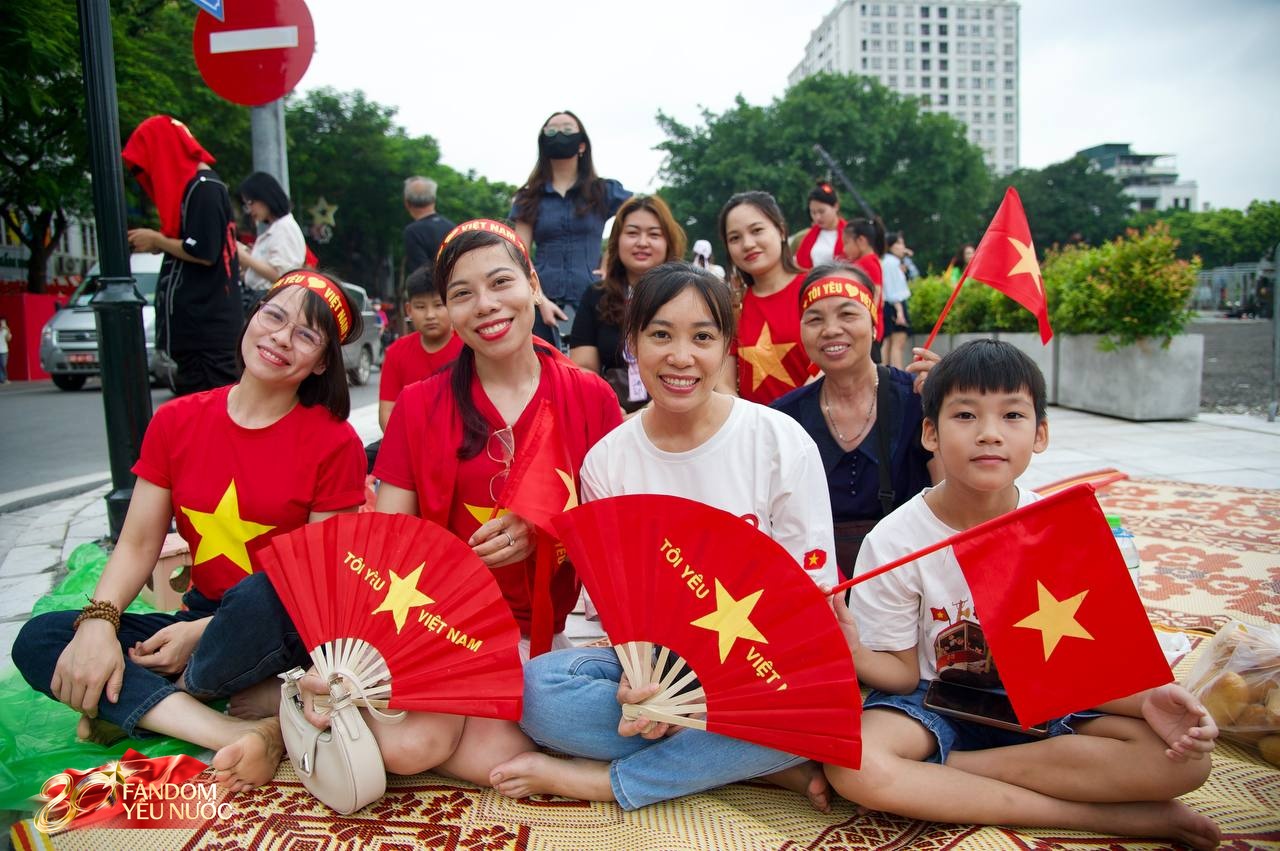 Người dân Hà Nội háo hức chờ xem hợp luyện diễu binh hoành tráng tối 21 / 8 - Ảnh 24.