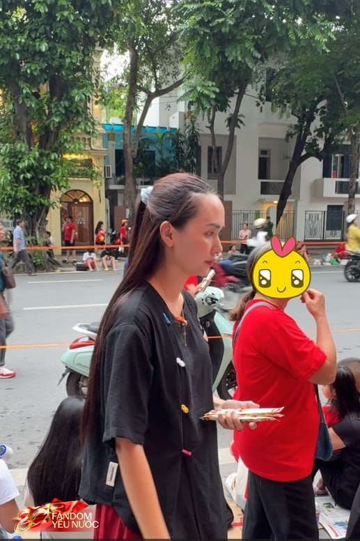 [CLIP] Quỳnh Anh - Huyền Mi xuất hiện giản dị, con g&aacute;i Duy Mạnh trở th&agrave;nh "ng&ocirc;i sao" được mẹ bế ra trước biệt thự 6 tầng- Ảnh 1.